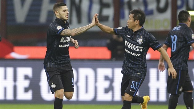 POJ SI PLCNOUT. Mauro Icardi (vlevo) a Yuto Nagatomo z Interu Miln slav gl.