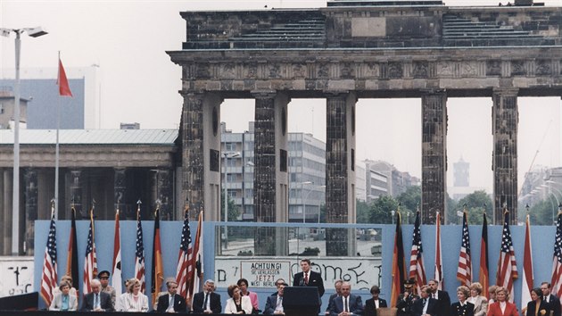 Prezident USA Ronald Reagan pi slavnm projevu u Braniborsk brny ped Berlnskou zd v roce 1987
