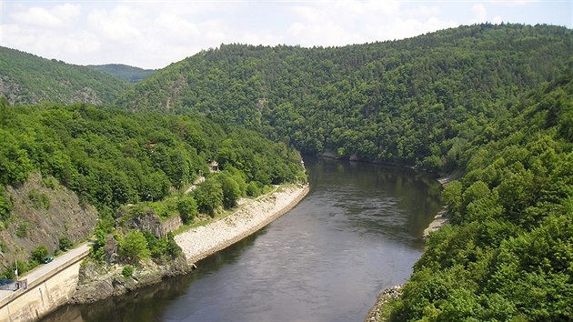 Vltavské údolí z hráze Slapské přehrady, vlevo na skalisku Ferdinandův sloup.