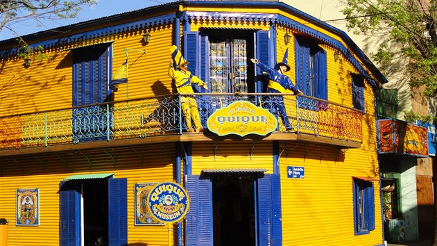 lutomodr rajn. V pstavn tvrti Boca, jej st se zmnila v kovitou turistickou atrakci, je hodn domk ve lutomodrch barvch nejpopulrnjho argentinskho klubu Boca Juniors.