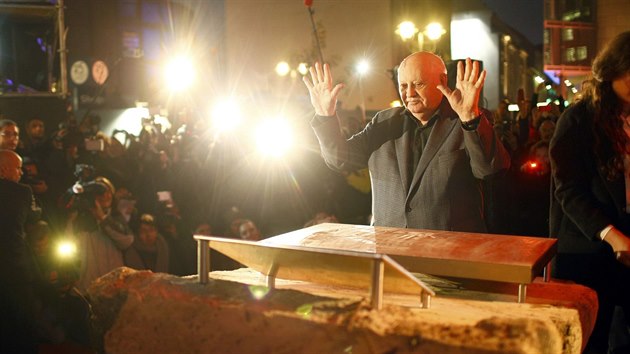 Bývalý sovětský prezident Michail Gorbačov otiskl své ruce u slavného Checkpointu Charlie (Berlín, 7. listopadu 2014).
