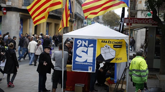 Te je ta hodina, hlasujte pro nezvislost! vyzvaj slogany pznivc katalnsk samostatnosti (Barcelona, 8. listopadu 2014).