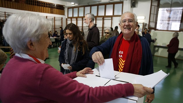 Katalnci hlasuj o sv nezvislosti, vsledky vak nejsou pro madridskou vldu zvazn (Barcelona, 9. listopadu 2014).