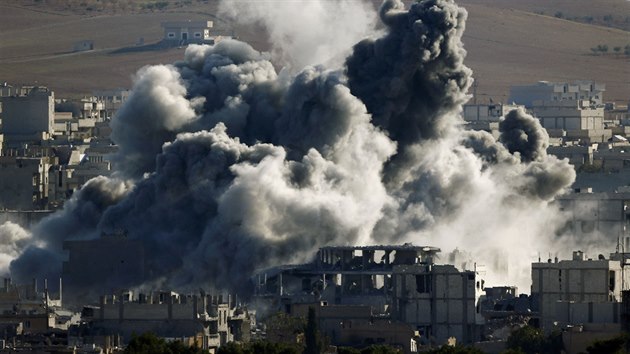 Rakety dopadaj i na syrsk Kobani. O msto v tsn blzkosti tureck hranice vedou islamist vlekl boje s kurdskmi pemergy (9. listopadu 2014).