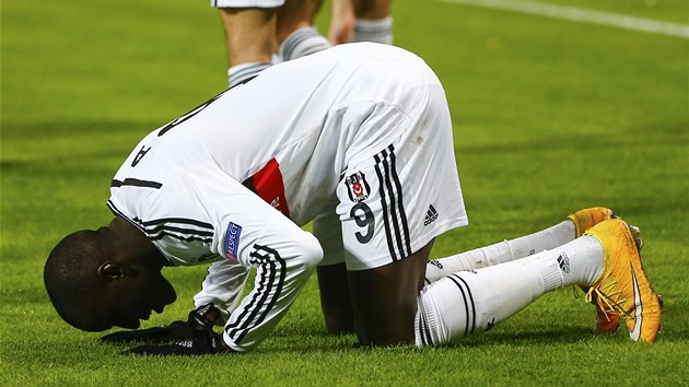 POMODLIT SE A POKRAOVAT. Demba Ba z Besiktase Istanbul slav gl proti Partizanu Blehrad.