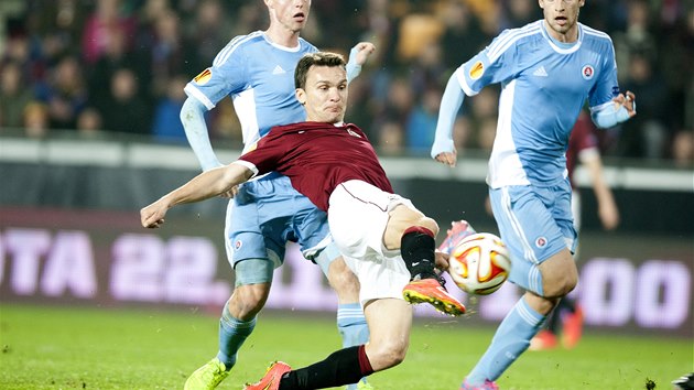 KANONÝR V AKCI. Spar�anský kapitán David Lafata posílá mí� do brány Slovanu