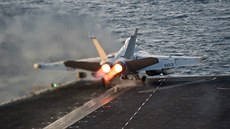 Stroj  EA-18G Growler startuje z letadlové lodi USS Carl Vinson k náletm na...