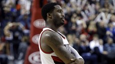 A NA KOLENA. Klesl Wesley Matthews z Portlandu po neúspné akci proti Golden...