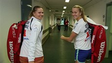 V DOBRÉ NÁLADĚ. Lucie Hradecká a Petra Kvitová rozdávají úsměvy před tréninkem...