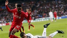 KDY SE UTKALI NAPOSLEDY. Slovenský obránce Martin krte (vlevo) z Liverpoolu se snaí zblokovat stelu Cristiana Ronalda z Realu Madrid.