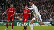 PÍPRAVA NA STELU. Cristiano Ronaldo napahuje, jeho pokus vak v síti...