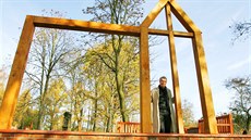 Chebský místostarosta Michal Pospí�il v areálu obnoveného h�bitova v zaniklé...