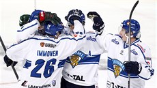 Hokejisté Finska se radují z gólu v utkání Karjala Cupu proti esku.