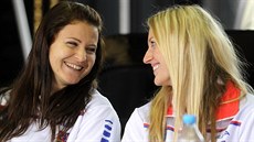 LOS. Lucie Šafářová a Petra Kvitová se smějí na slavnostním ceremoniálu na...