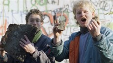 Dva muži hrdě ukazují části Berlínské zdi, které našli u Braniborské brány po...