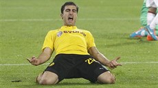 Sokratis Papastathopoulos z Borussie Dortmund oslavuje svj gól do sít...