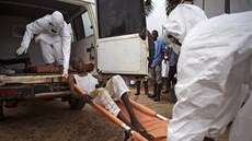 Zdravotníci ve mst Kenema v Siee Leone peváejí na izolaní jednotku mue,...