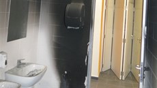 Následky požáru na toaletách v nové třinecké hale, který způsobil 22letý místní...