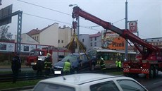 Auto v Plzni vjelo do kolejit a zastavilo tramvaje