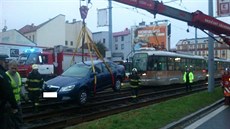 Auto v Plzni vjelo do koleji�t� a zastavilo tramvaje