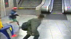 Nezletilý chlapec srazil v metru kopem do zad seniora