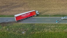 Na silnici I/11 mezi Hradcem Králové a Chlumcem nad Cidlinou se srazil kamion s...