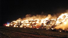 Ve Slavtín nad Metují shoel stoh listované slámy o rozloze 800 metr...