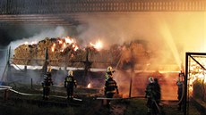 Ve Slav�tín� nad Metují sho�el stoh listované slámy o rozloze 800 metr�...