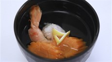 Základem japonské polévky osuimono je vývar z asy a sueného tuáka.