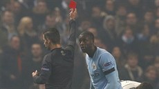 Yaya Touré z Manchesteru City v utkání Ligy mistr proti CSKA Moskva vidí od...