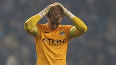 Joe Hart, branká Manchesteru City, se drí za hlavu po poráce v Lize mistr...