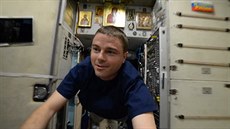 Astronaut Reid Wiseman proplouvá vesmírnou stanicí ISS.