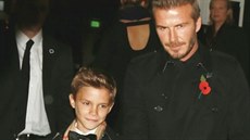 Na erveném koberci pózoval Romeo Beckham sám, z akce el ale za ruku s otcem...