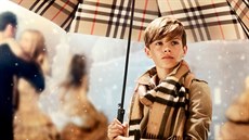 Syn Victorie a Davida Beckhamových Romeo Beckham v kampani Burberry (2014)