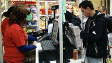 PRODEJ NA TERMINÁLECH. Nejen u hokejových hal se scházeli hokejoví fanou�ci,...