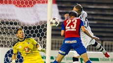 Plze�ský Marek Bako� p�ekonává branká�e Hradce Králové Martina Kuciaka.  