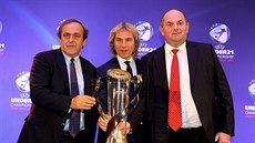 S POHÁREM. Prezident UEFA Michel Platini, bývalý fotbalista Pavel Nedvd a éf...