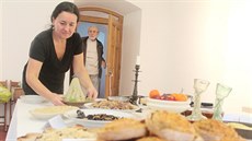 Historické pokrmy připravila na slavnosti Olga Kaderová.