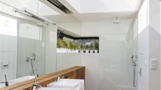 Koupelna rodi v moderní pístavb z litého betonu má denní svtlo díky