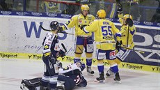 Hokejisté Zlína se radují z gólu v zápase s Vítkovicemi.