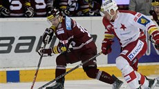 Úto�ník Sparty Martin Réwai (vlevo) se sna�í uniknout Renému �koliakovi ze...