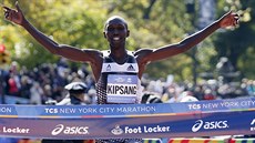 Keský vytrvalec Wilson Kipsang probíhá vítzn cílem maratonu v New Yorku.