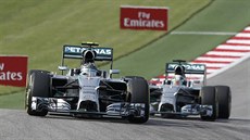 Monoposty Mercedes v čele Velké ceny USA F1. Vlevo Nico Rosberg, za ním Lewis...