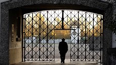Hlavní vstupní brána v Dachau bez ukradené míe s nápisem Arbeit macht frei...