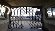 Hlavní brána koncentraního tábora v Dachau bez ukradené míe s nápisem Arbeit...