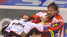 Ond�ej Kopta (vlevo) z Hradce Králové a pardubický Ji�í Cetkovský se poprali.