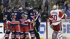 Hokejisté New York Rangers slaví výhru nad Detroitem.