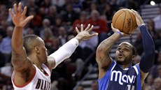 Jameer Nelson (vpravo) z Dallasu stílí pes Damiana Lillarda z Portlandu.