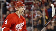 Jakub Kindl z Detroitu se raduje ze svého gólu.