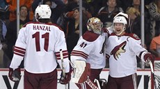 Antoine Vermette, Martin Hanzal, Mike Smith a Shane Doan (zleva) oslavují gól...